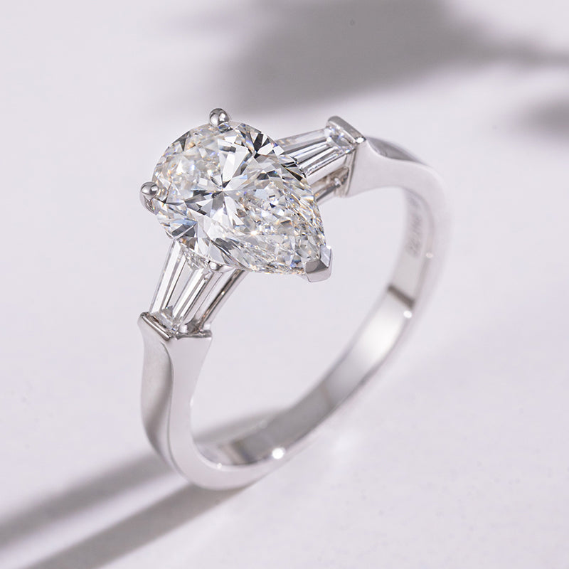 Luminous Grace Pear Ring（2.01 ct. Pear cut)
