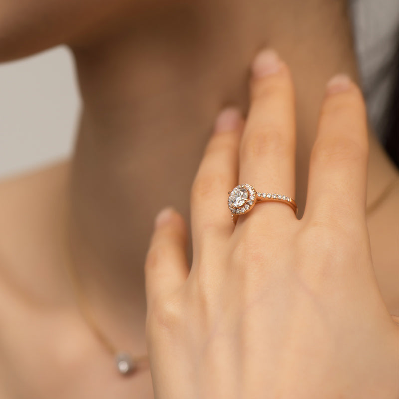 Radiant Crest Halo Diamond（0.85 ct. Round cut)